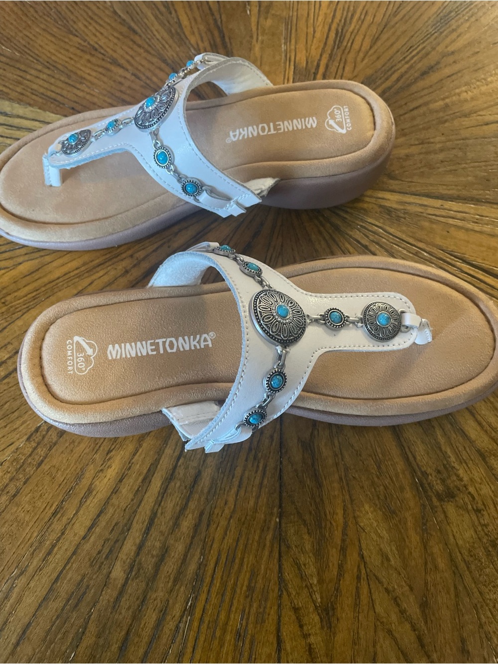 Minnetonka White Leather Thong Sandals with Turquoise Medallions - Picture 6 of 7